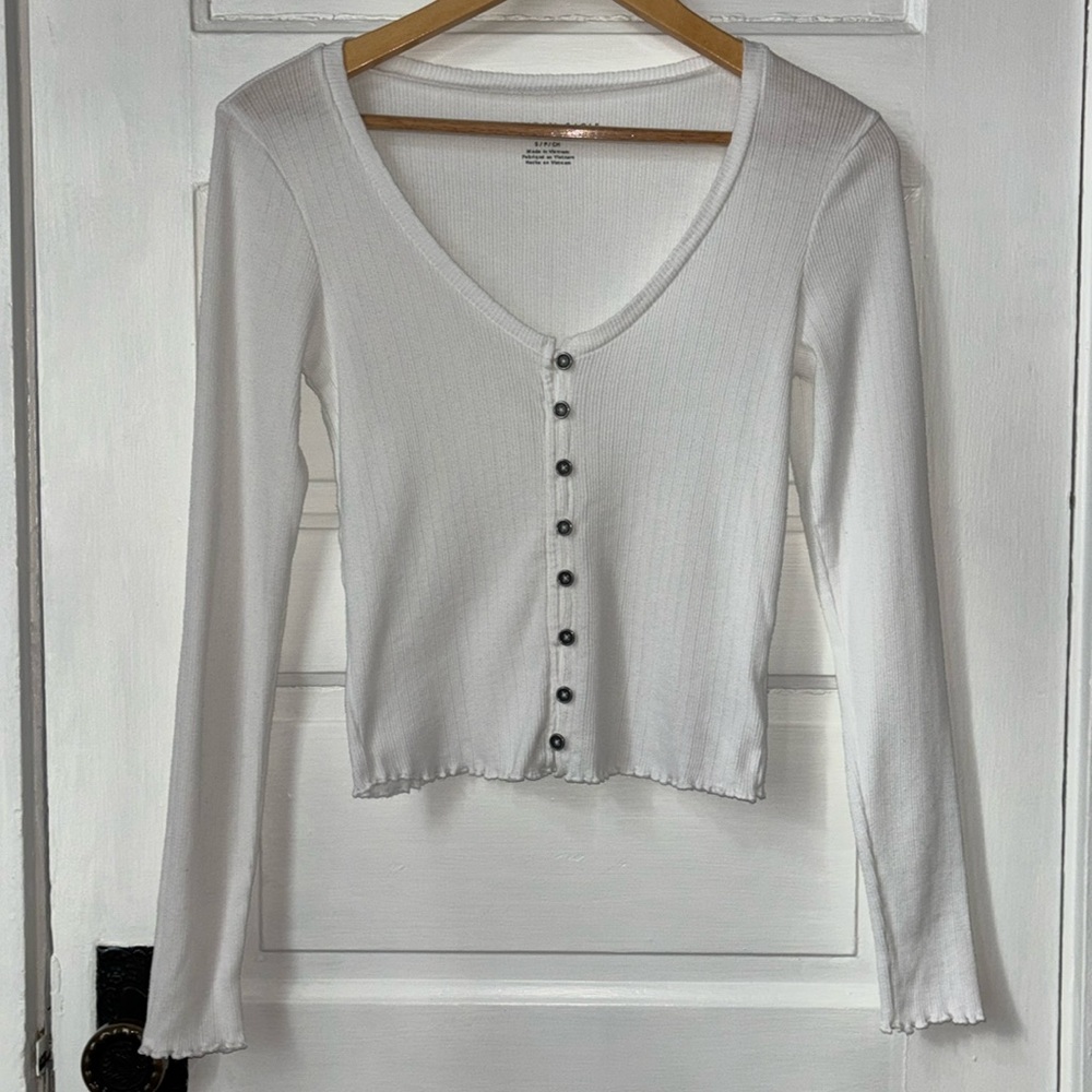 AMERICAN EAGLE RIBBED BUTTON FRONT LONG SLEEVE